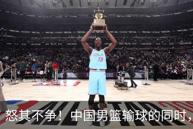 怒其不争！中国男篮输球的同时，日本替补席做出哭鼻子的嘲讽动作